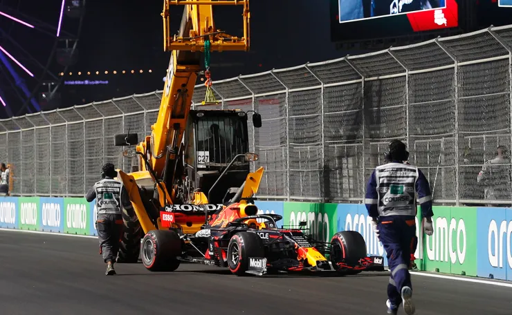Max Verstappen golpea el muro