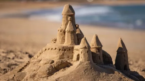 niño muere asfixiado por un castillo de arena en las playas de chile.jpg