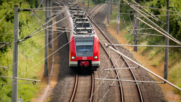 Modelo muere arrollada por un tren en sesión de fotos
