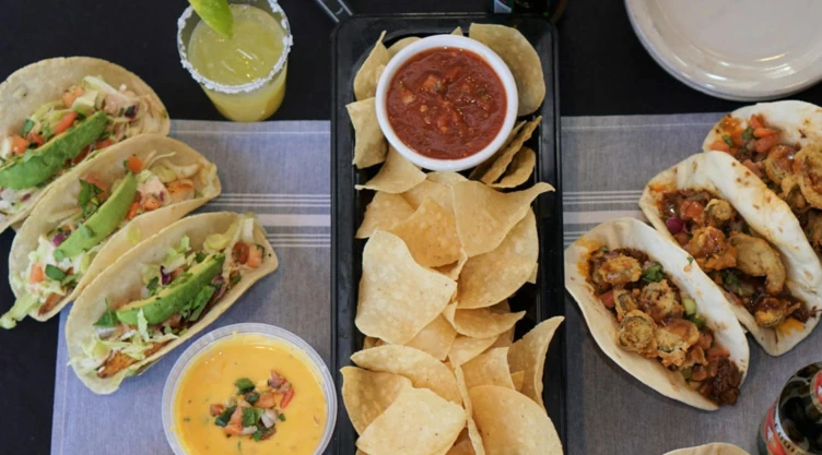 Comida mexicana, como tacos y quesadillas