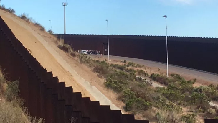 Migrantes intentan cruzar a Estados Unidos