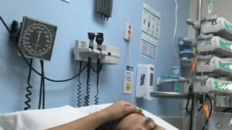 Christian Nodal estaría acompañado de su esposa Ángela Aguilar. 