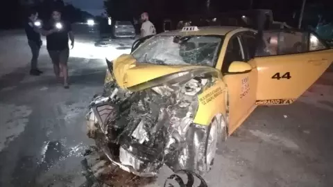 Brutal accidente en la carretera Cafetal-Mahahual: Taxi y camioneta quedan destrozados