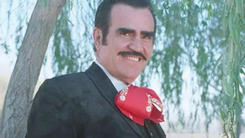 Vicente Fernández puede respirar sin ayuda de ventilación mecánica.