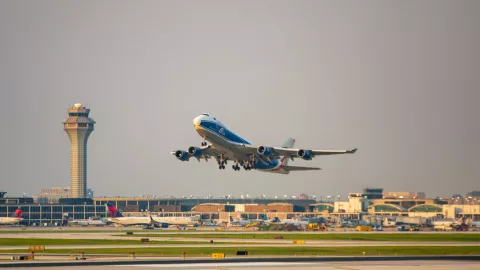 Un avión despega del Aeropuerto Internacional O’Hare de Chicago.