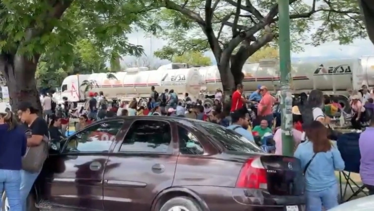 Imagen de bloqueo de integrantes de la CNTE a instalación de despacho de combustible en Tuxlta gutiérrez, Chiapas, el 8 de junio de 2026.