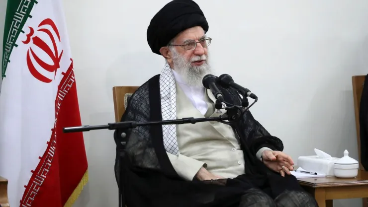El ayatolá Ali Jamenei interviene en una reunión en su residencia en Teherán, Irán el 19 de junio de 2019. Imagen: AP