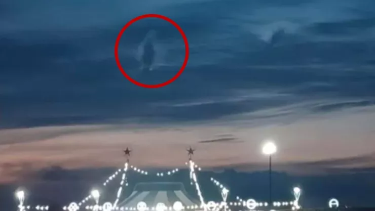 FOTOS: ¿Un demonio? Captan terrorífica figura de un jinete en el cielo