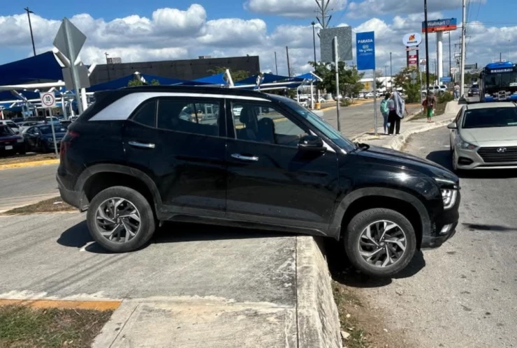 Así quedó la camioneta ATASCADA en Polígono 108; la conductora se confundió y la policía fue en su auxilio