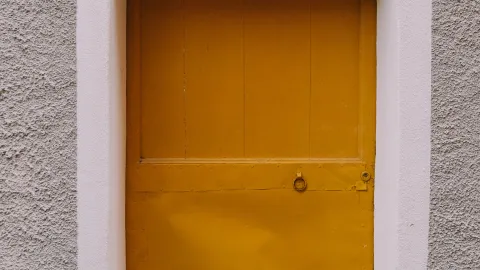 Por esta razón debes colocar un listón amarillo en la puerta de entrada de tu hogar