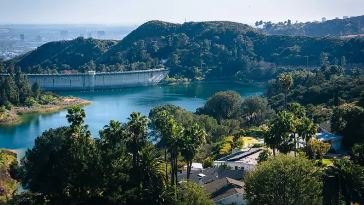 el popular embalse de Hollywood Reservoir en Los Ángeles