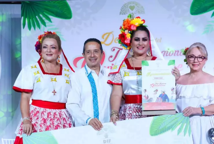 Recaudan fondo con el Desayuno del Traje Regional Quintanarroense