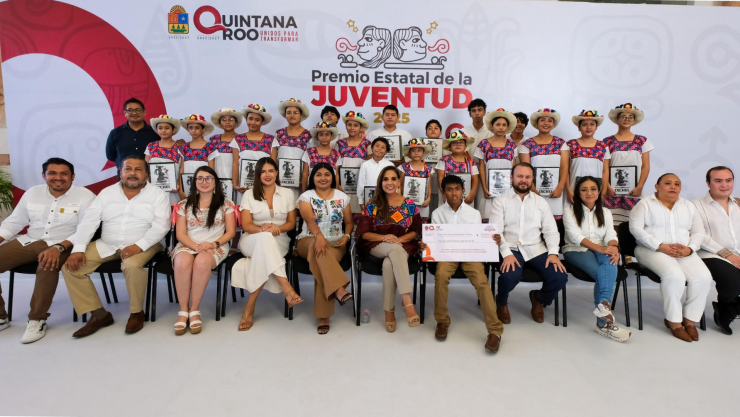 Entregan preseas a ganadores del Premio Estatal de la Juventud 2025 en Chetumal.jpg