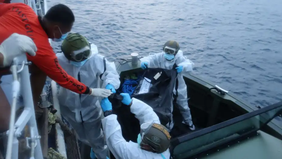 Rescatistas trasladan los restos de víctimas del incendio de un ferry en Filipinas.