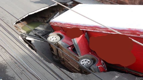 Se forma enorme socavón en calle de Irapuato; se traga un camión y un auto