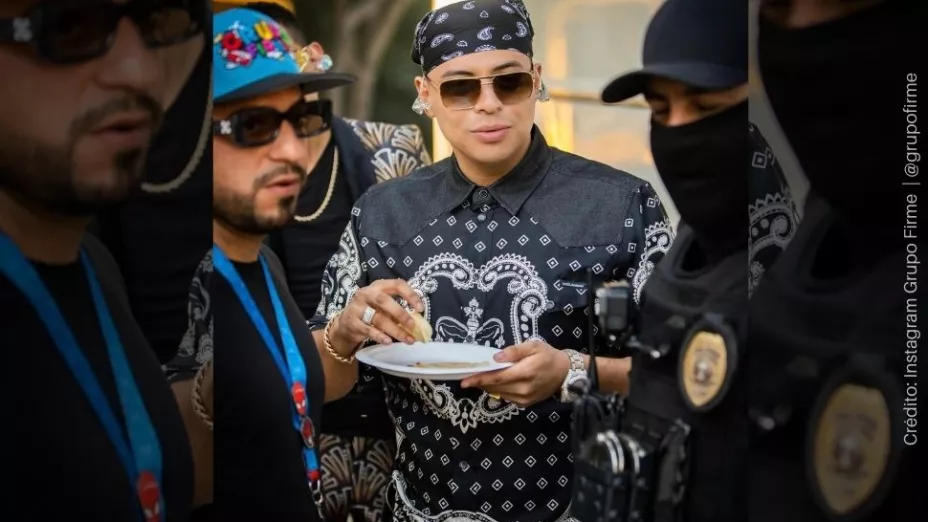 Eduin Caz Comiendo.jpg