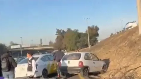 ¡Tráfico en Lázaro Cárdenas! Vehículo cae en sentido contrario sobre los carriles centrales