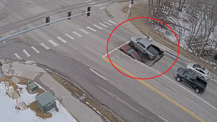 Dos autos caen en un socavón en estados unidos.png