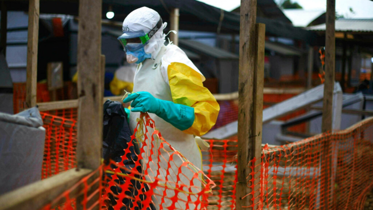Un trabajador de sanidad labora en un centro de tratamiento contra el ébola en Beni, en el este del Congo. Imagen: AP
