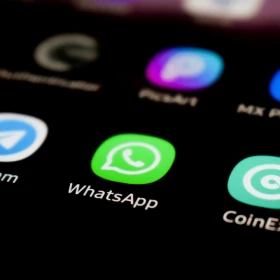 Celular con icono de WhatsApp