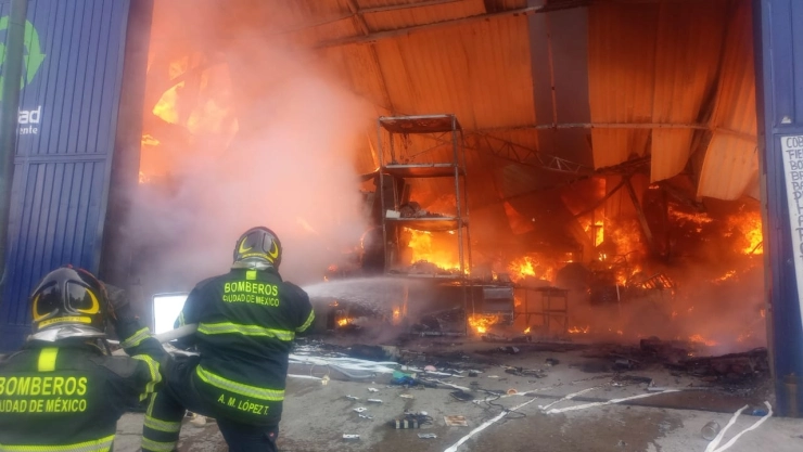 Bodega en Tlalpan se incendia hoy en CDMX.