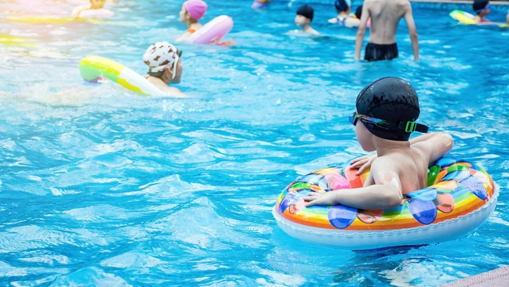 Niños jugando en una piscina pública