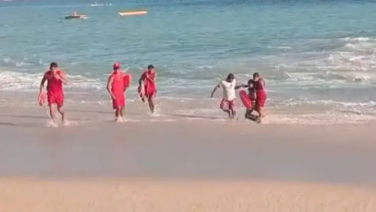 Rescate a menor por mar de fondo en Playa El Morro, Acapulco