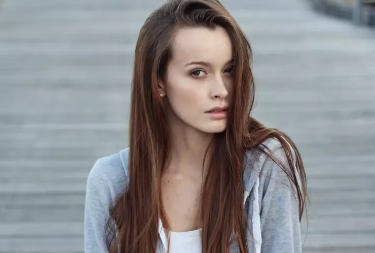 El ingrediente de cocina que debes agregar en tu shampoo para evitar las canas