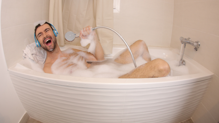 ¿Es mejor bañarse diario o esperar unos días? Experto en Harvard lo revela