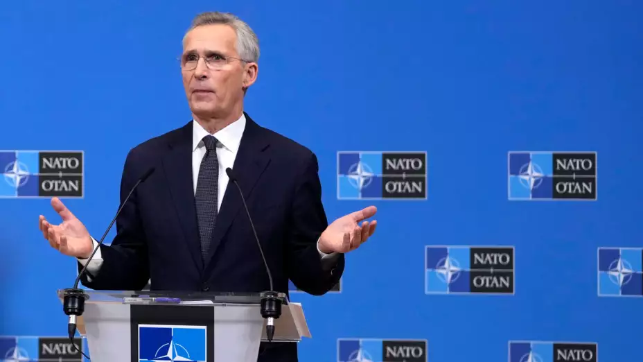 Jens Stoltenberg habla ante ministros de defensa de la OTAN.