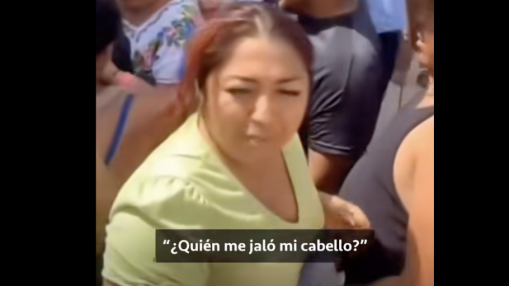 Mujer Quién me jaló mi cabello