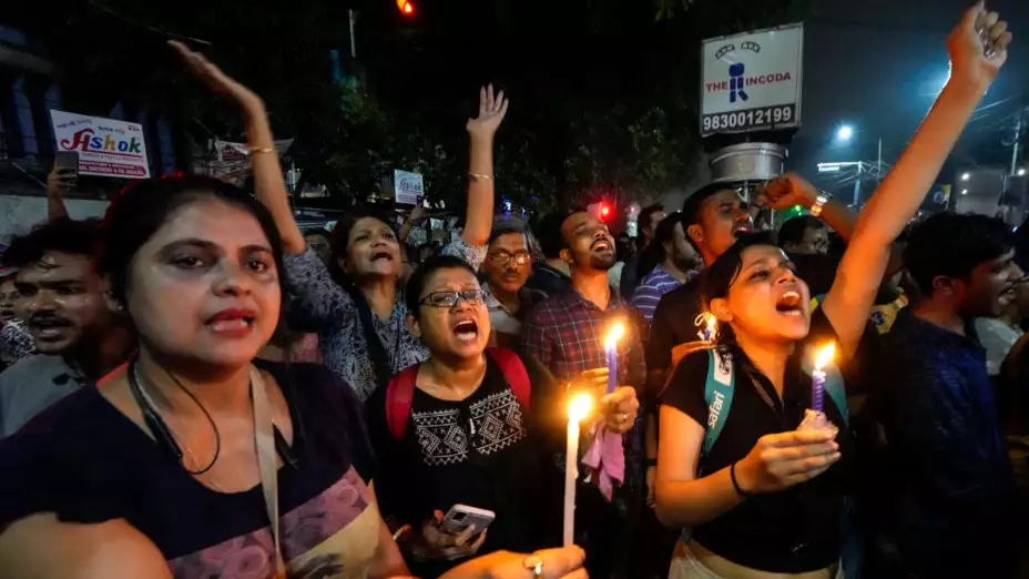 Protestas por violación y asesinato de una médica en India.