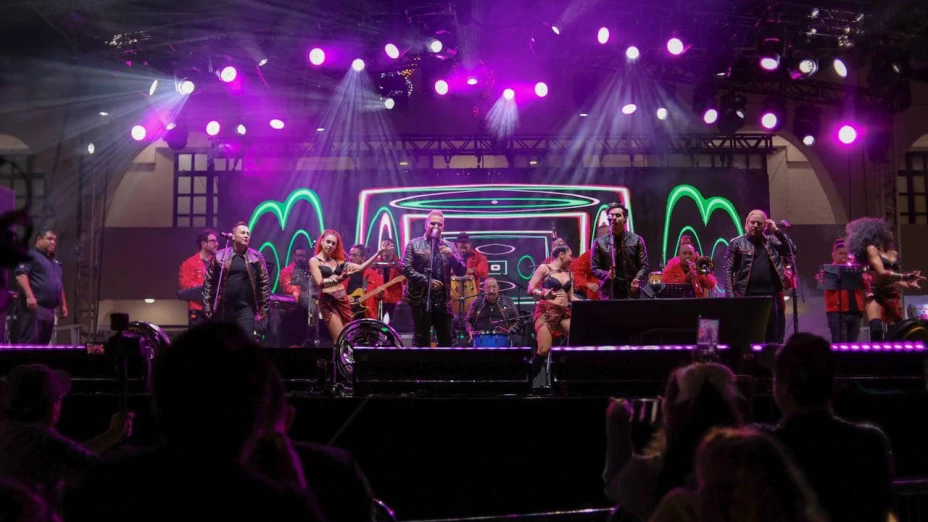 Grupo Cañaveral anima a cancunenses en el carnaval 2024