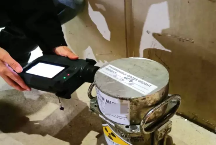 Aeropuerto de Barajas con la señalización de advertencia de material radiactivo.