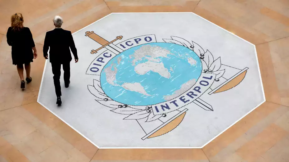 Logo de Interpol en la sede de la agencia en Lyon, Francia.
