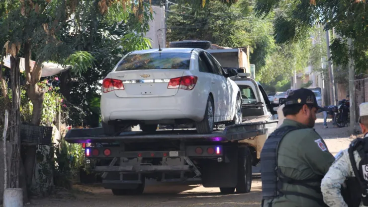 Localizan carro con reporte de robo en la colonia Lombardo Toledano, en Culiacán..jpg
