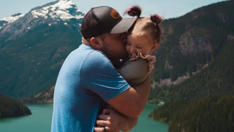 padre abraza hija