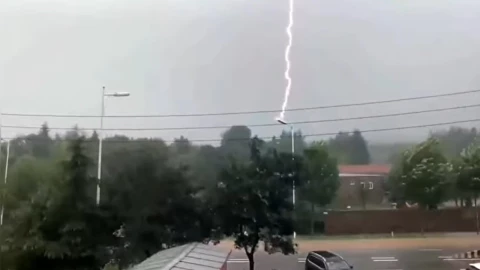 china_rayos_poste_de_luz