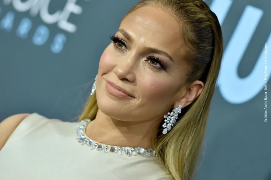 JLo con aretes de oro..jpg