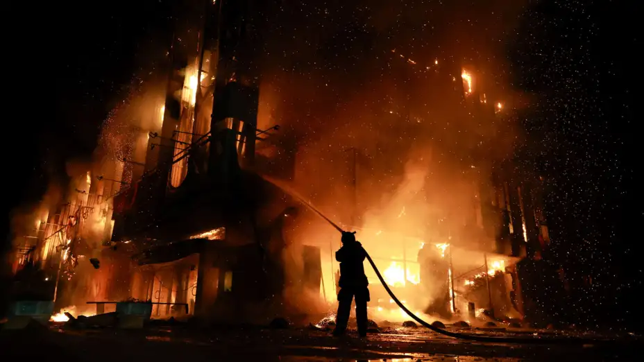 Incendio de un edificio tras un ataque de dron ruso en Zaporiyia, Ucrania.