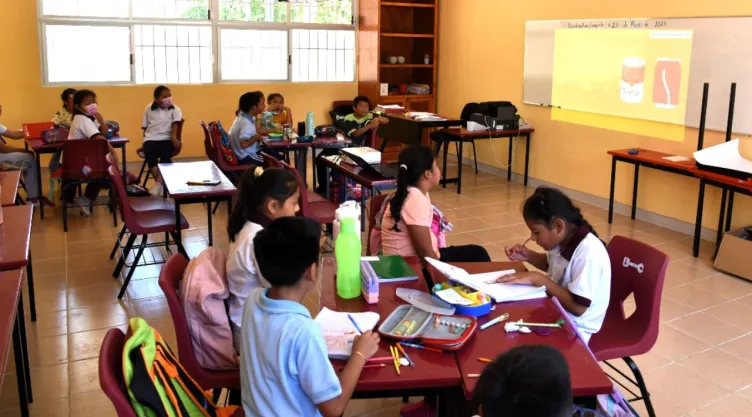 Niños en un aula tomando clases en México.