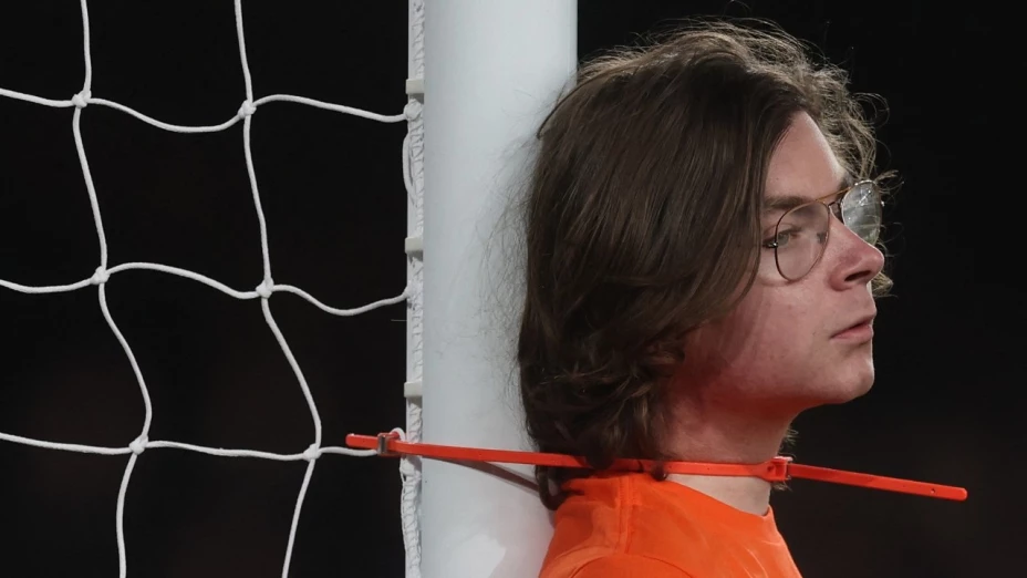 Aficionado se ata del cuello al poste en partido de Premier League