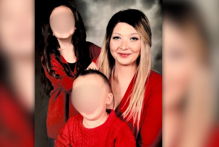 Kaylin Gawf con sus dos hijos posando para una foto