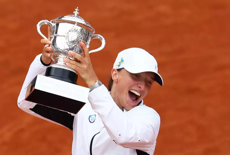 Iga Swiatek alza la Copa en Roland Garros