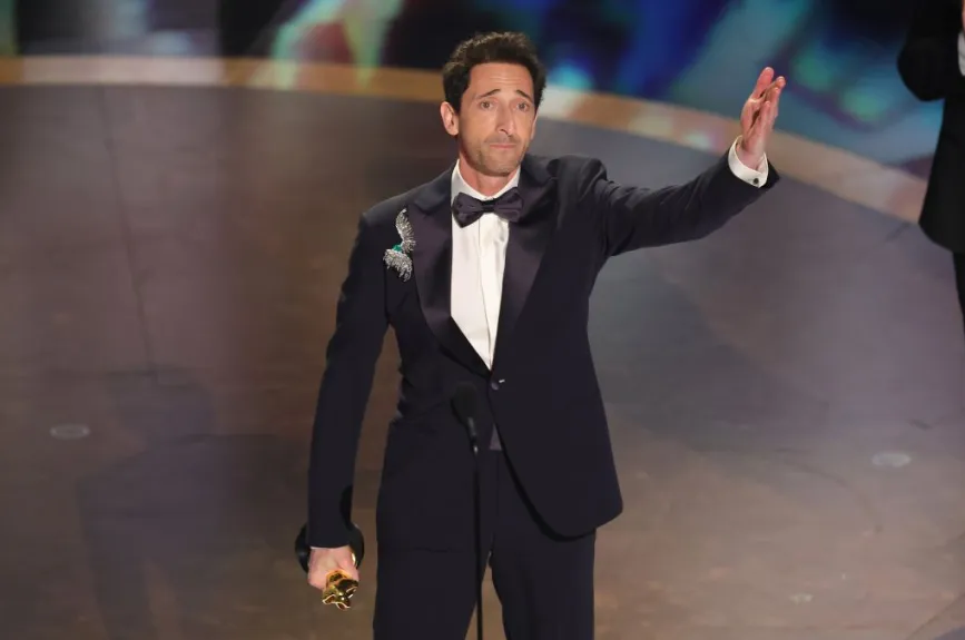 El actor Adrien Brodi conmovió con su discurso al ganar como Mejor Actor, por su trabajo en ‘El Brutalista’. | Foto: Kevin Winter/Getty Images