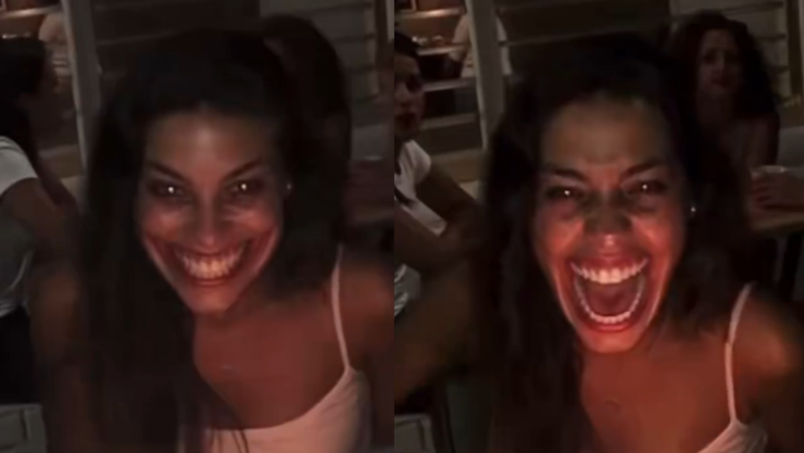 Mujer con sonriesa aterradora