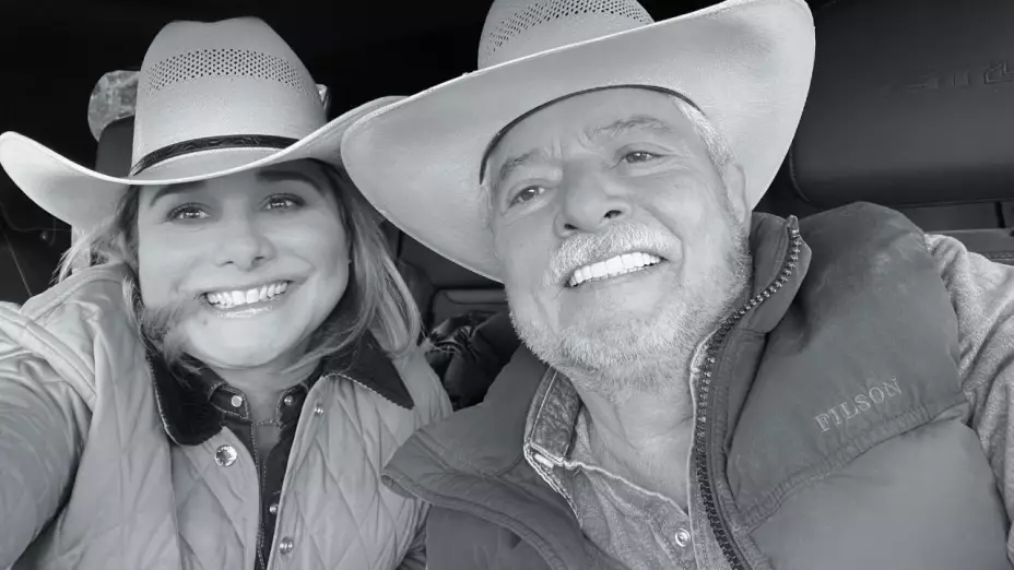 maru_campos_gobernadora_chihuahua_sonriendo_esposo_victor_manuel_cruz_russek