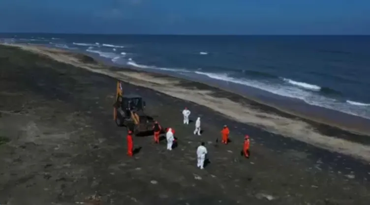 Contaminación por hidrocarburo afecta costas de Veracruz y Tabasco; 200 pescadores suspenden actividades