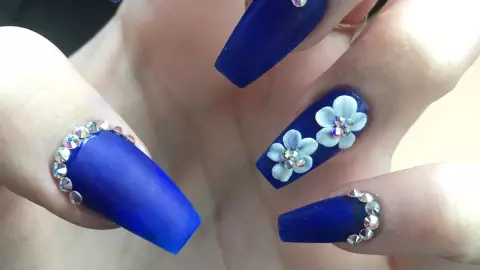 5 diseños de uñas azules para encontrar el amor este 2026: son de uso diario