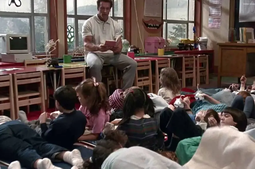 Arnold-Schwarzenegger-detective-en-el-kinder